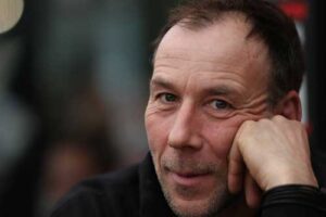 Geschäftsführer Dirk stützt sich auf seinen Arm