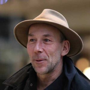 Dirk lächelnd mit Hut