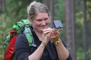Outdoorguide Ausbildung Frau mit Kompass
