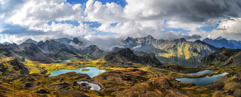 Berglandschaft mit Seen