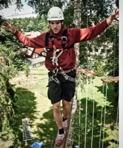 Hochseilgarten Mensch auf Balken