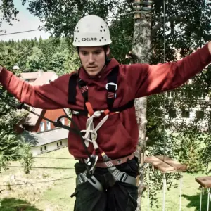 Hochseilgarten Mensch auf Balken
