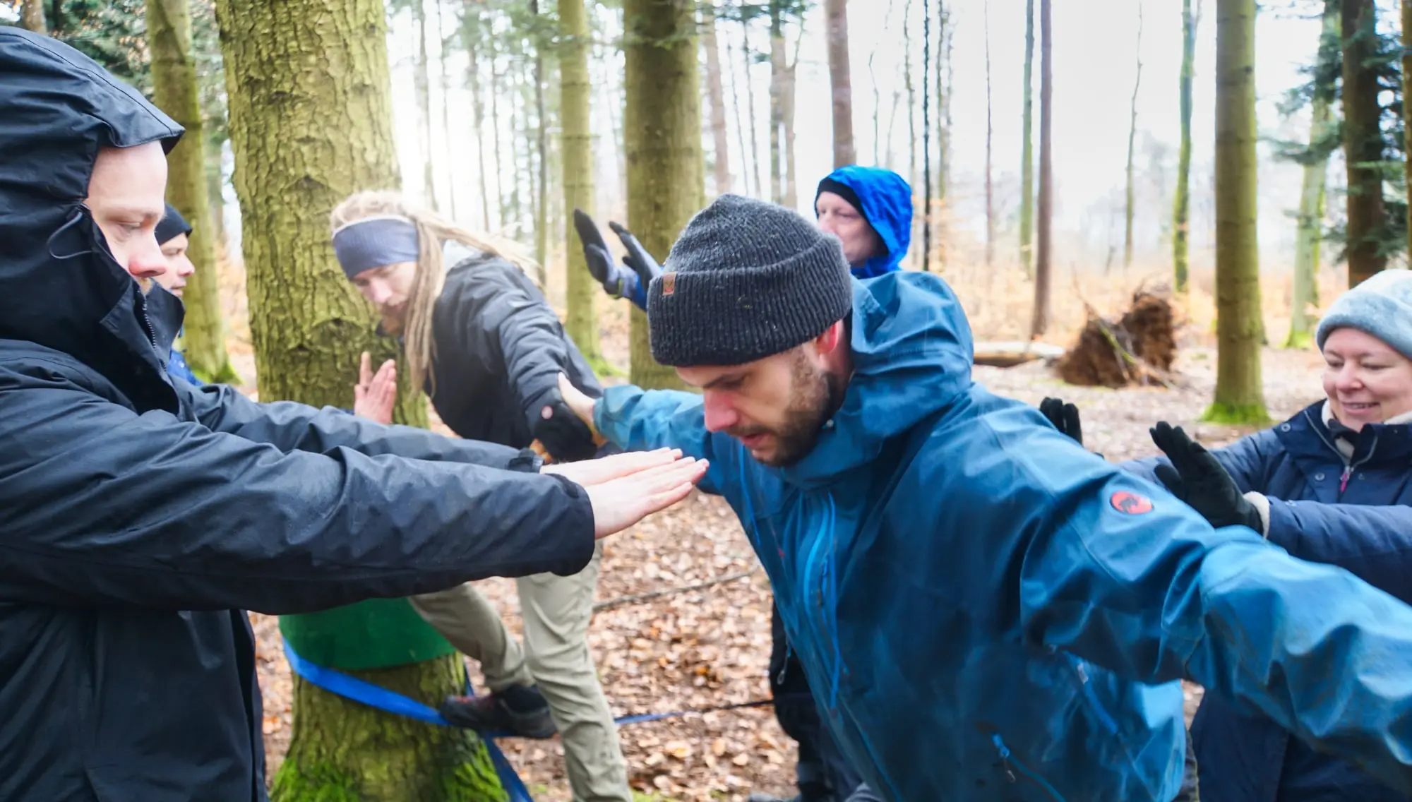 Mensch auf Niedrigseilgarten während der Erlebnispädagogik Ausbildung