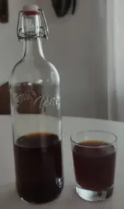 Chaga Tee im Glas und einer Flasche