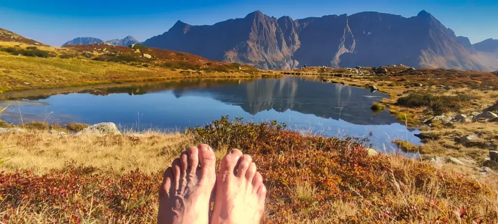 Füße am See Vier Quellen Weg trekking-webp