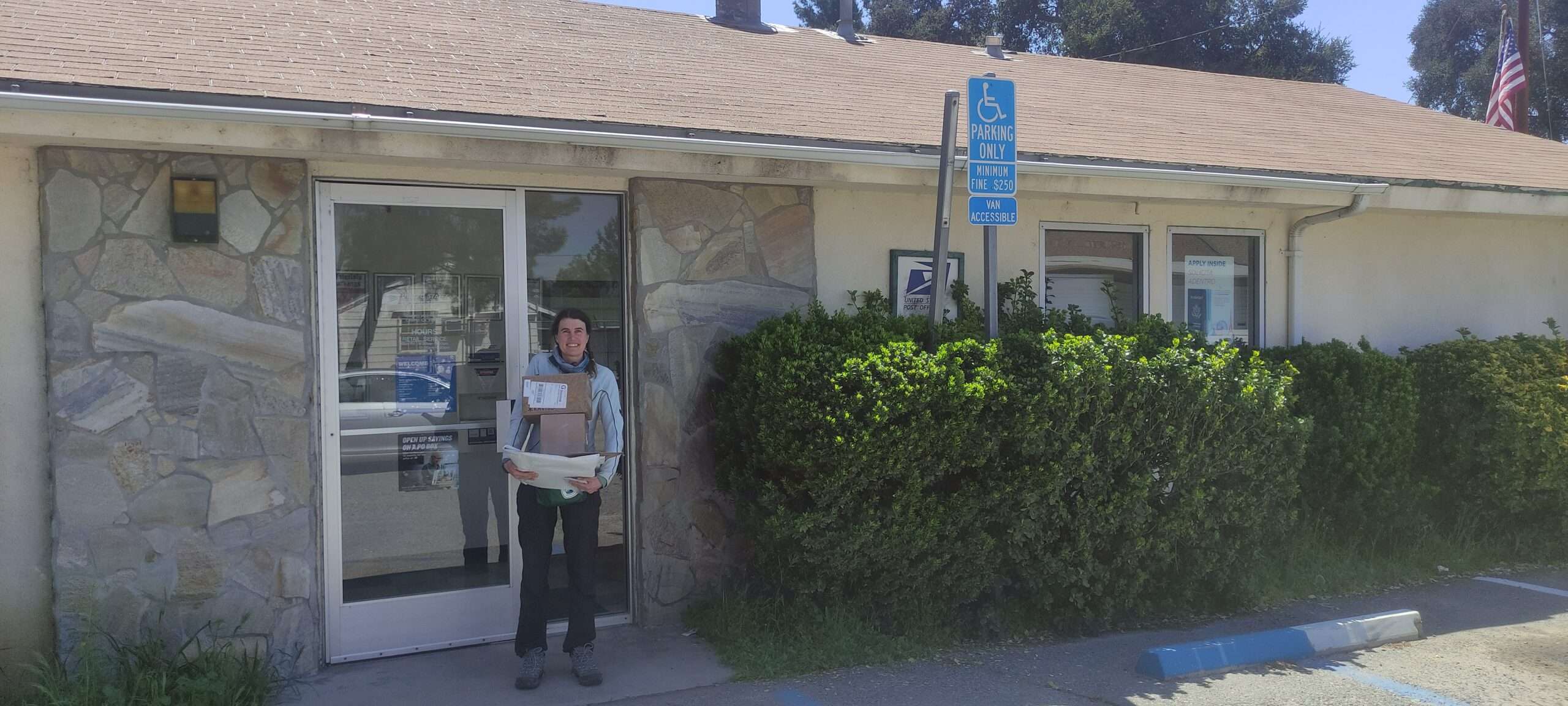 Frau steht vor dem Postamt