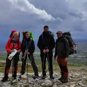 Trekking-Seminar-Outdoorguide-Ausbildung-Erlebnispaedagogik-Ausbildung-Sepp-mit-Gruppe
